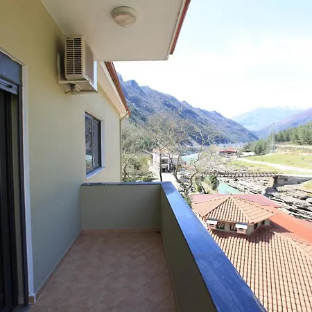 Gryka E Kelcyres Hotel
